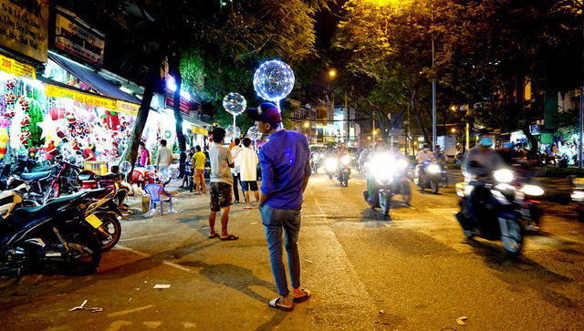 Chợ giáng sinh hạ nhiệt, đồng loạt xả hàng